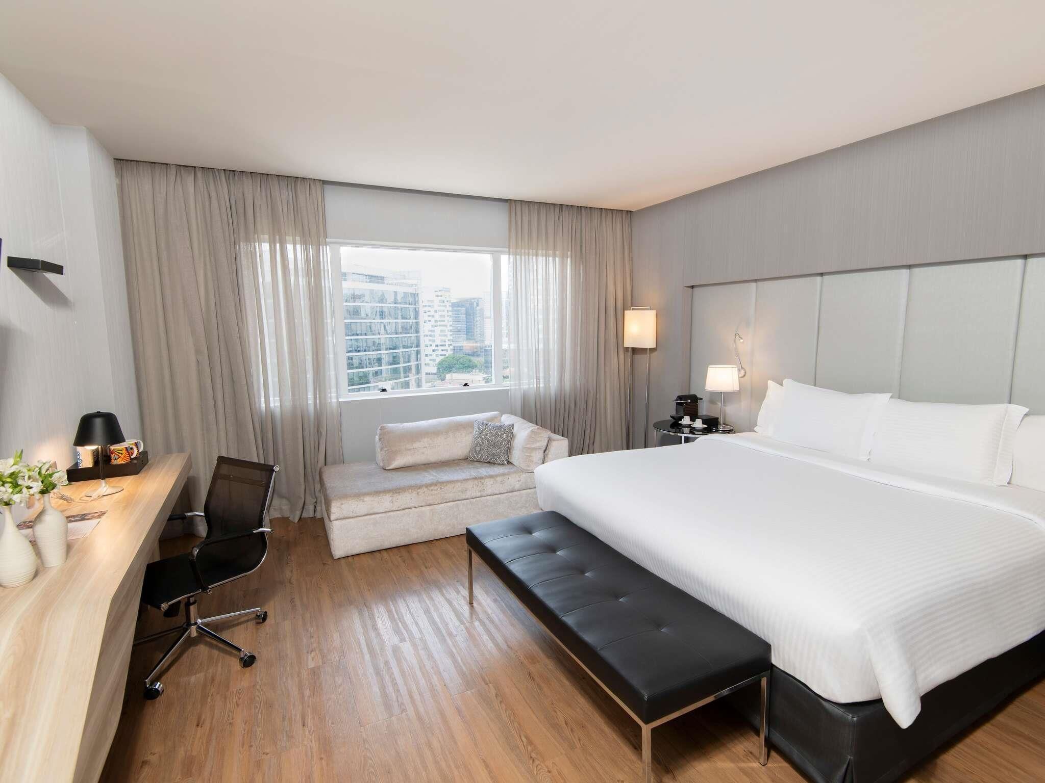 Quarto luxo, 1 cama King, banheira (Deluxe) | Frigobar, cofres nos quartos, escrivaninha, cortinas blackout