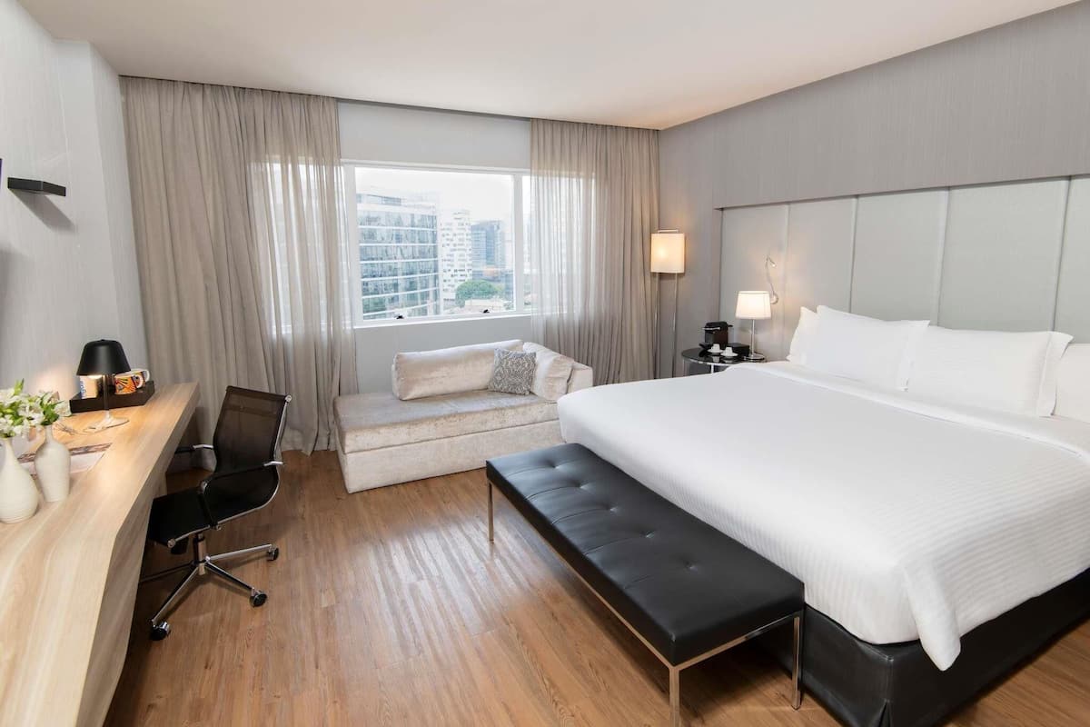 Quarto luxo, 1 cama King, banheira (Deluxe) | Frigobar, cofres nos quartos, escrivaninha, cortinas blackout