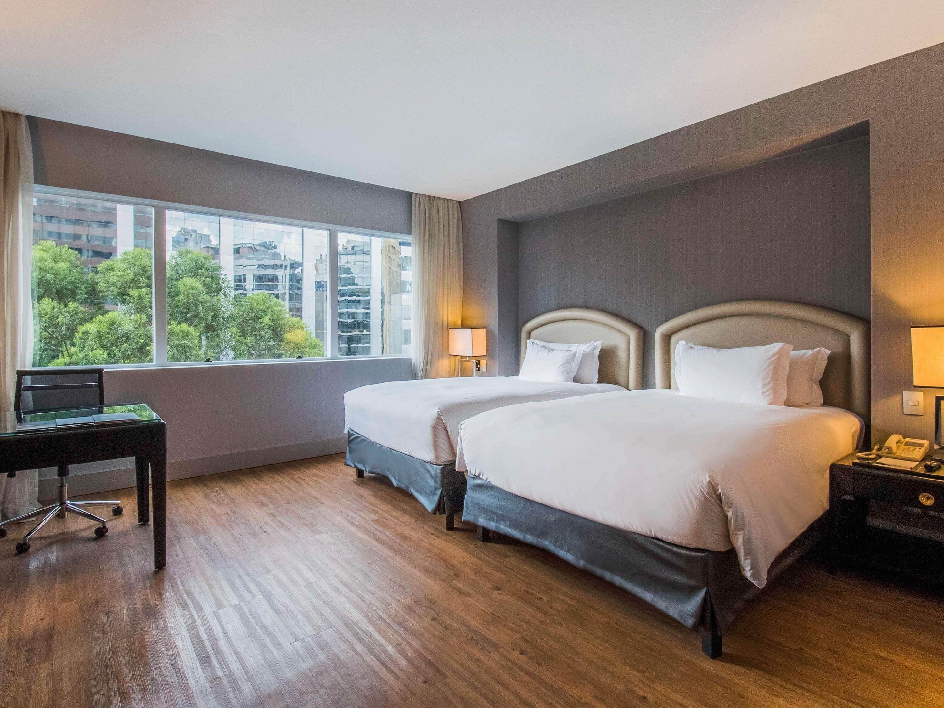 Superior Twin kamer, 2 eenpersoonsbedden, bad | Een minibar, een kluis op de kamer, een bureau, verduisterende gordijnen