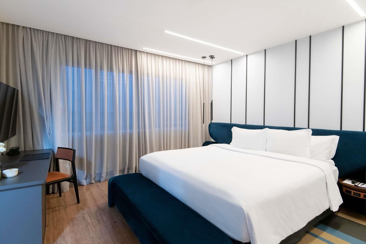 Family Suite, 1 King Bed, Bathtub | Minibar, in-room safe, desk, blackout curtains