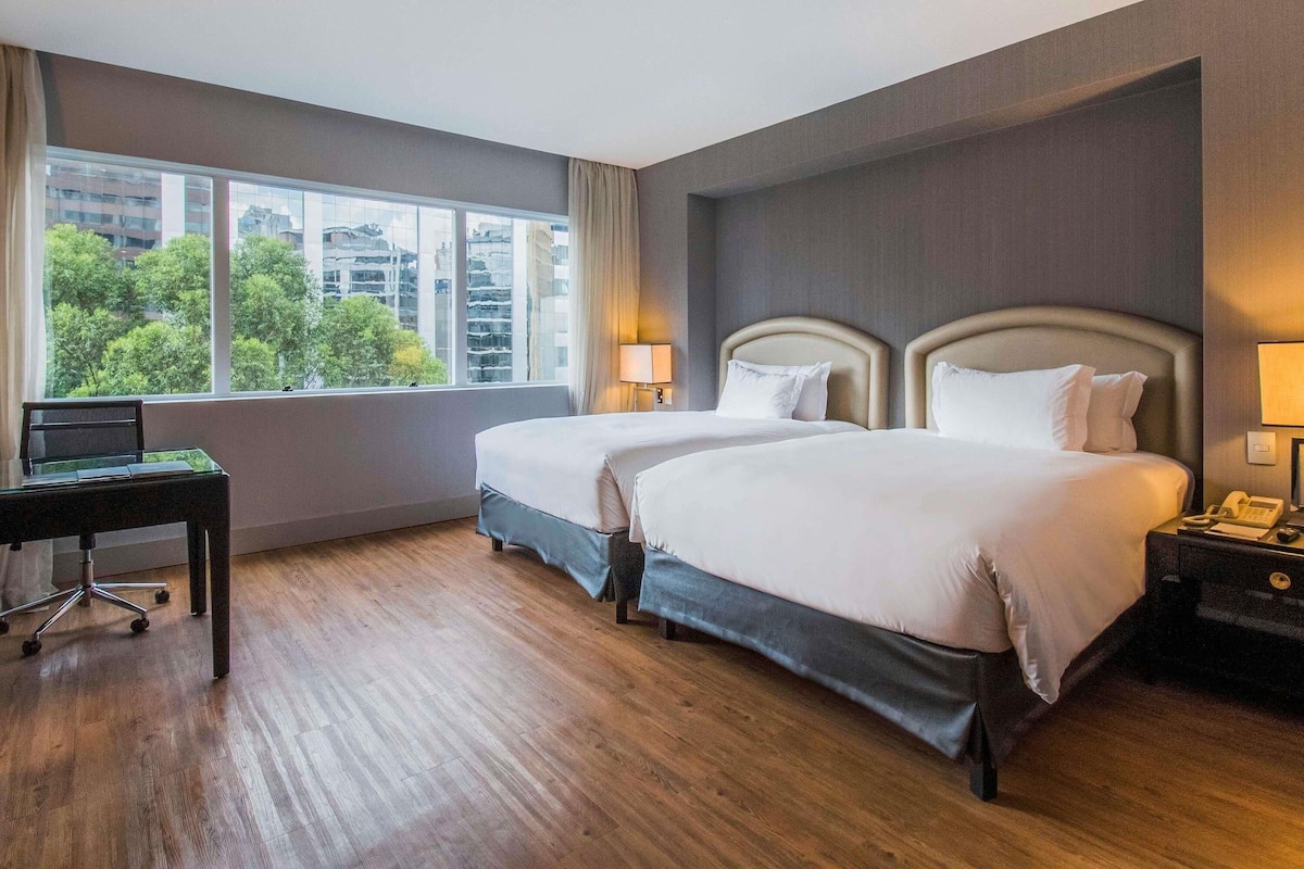 Minibar, Zimmersafe, Schreibtisch, Verdunkelungsvorhänge