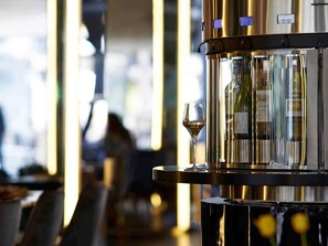 Eine Bar mit einer Weinflasche und einem Glas.