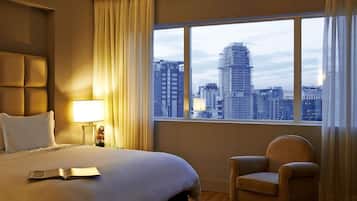 Minibar, coffres-forts dans les chambres, bureau, rideaux occultants