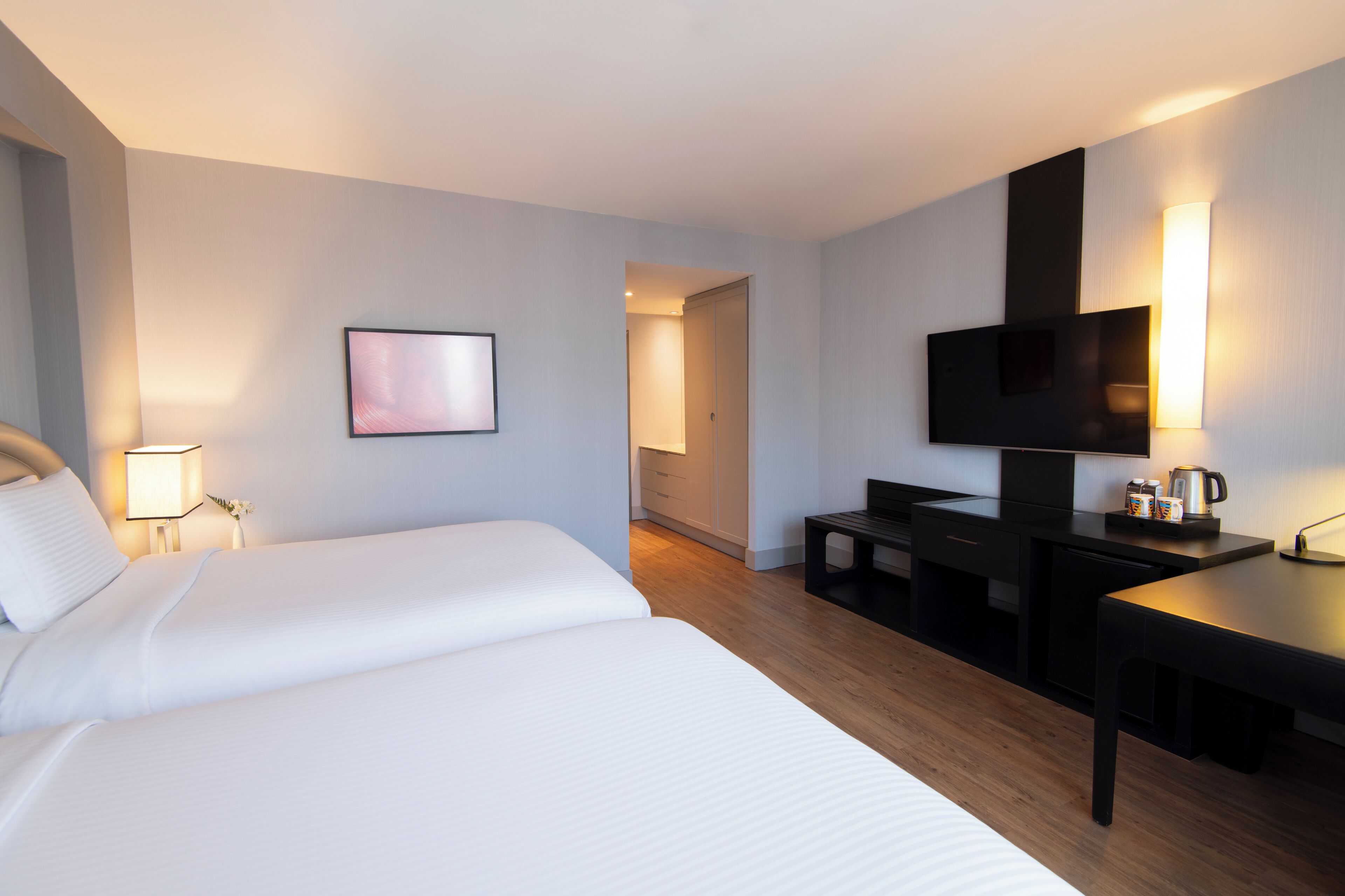 Deluxe Twin Room, 2 Twin Beds, Bathtub | Minibar, in-room safe, desk, blackout drapes