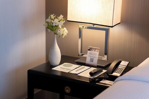 Chambre Deluxe, 1 grand lit, baignoire | Minibar, coffres-forts dans les chambres, bureau, rideaux occultants