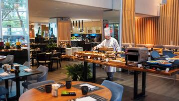 Daily continental breakfast (BRL 128.80 per person)