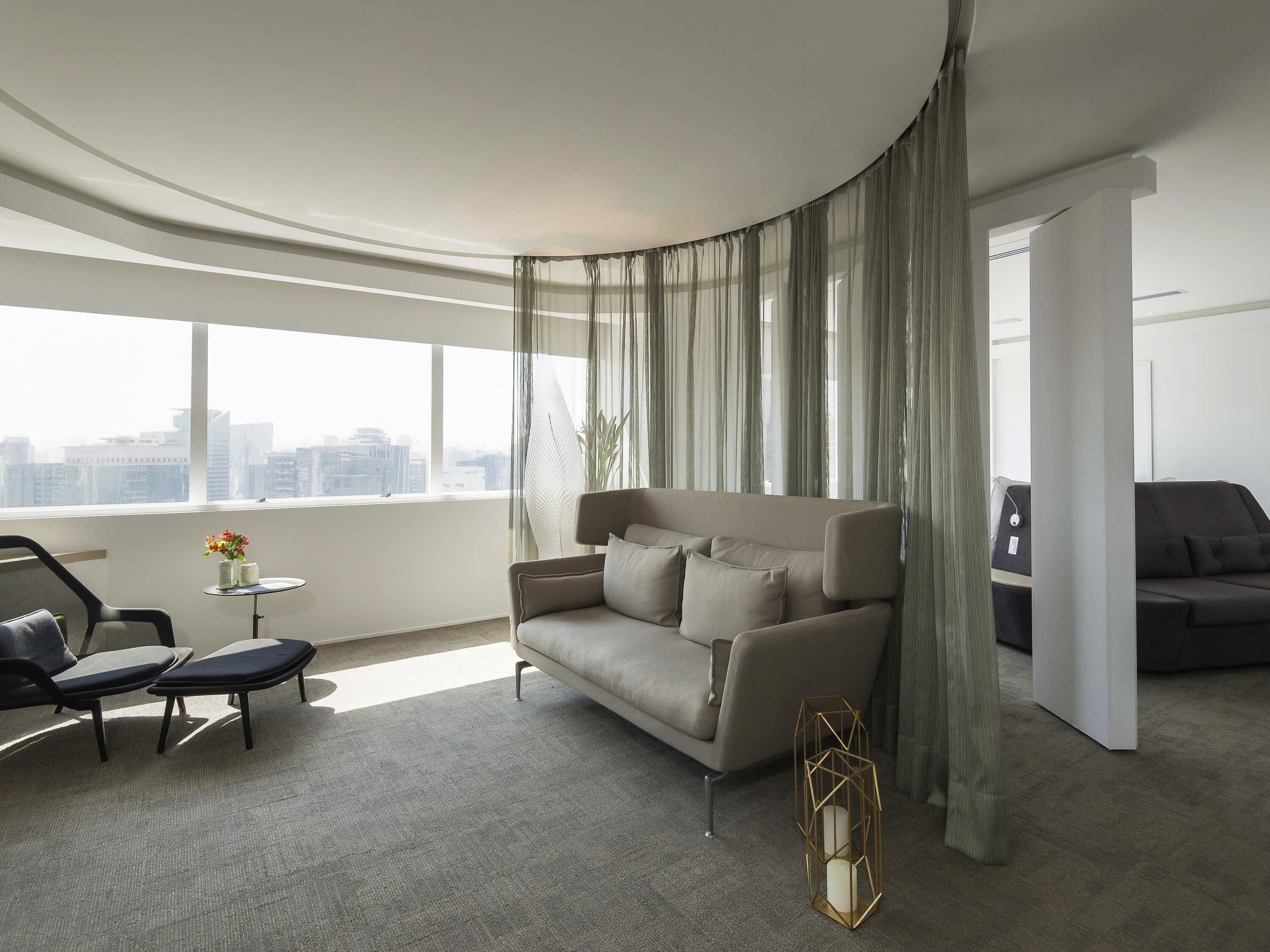 Minibar, caja de seguridad en la habitación y escritorio 