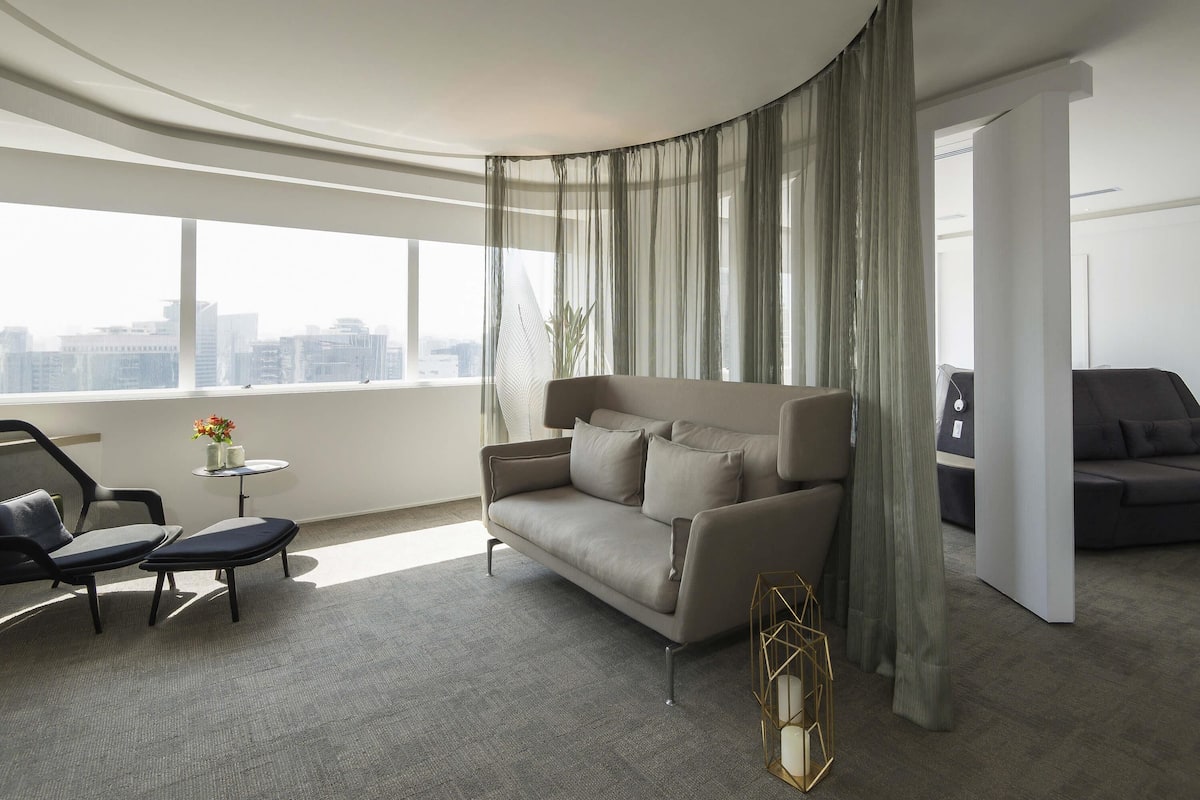 Suíte, 1 cama King, banheira | Frigobar, cofres nos quartos, escrivaninha, cortinas blackout