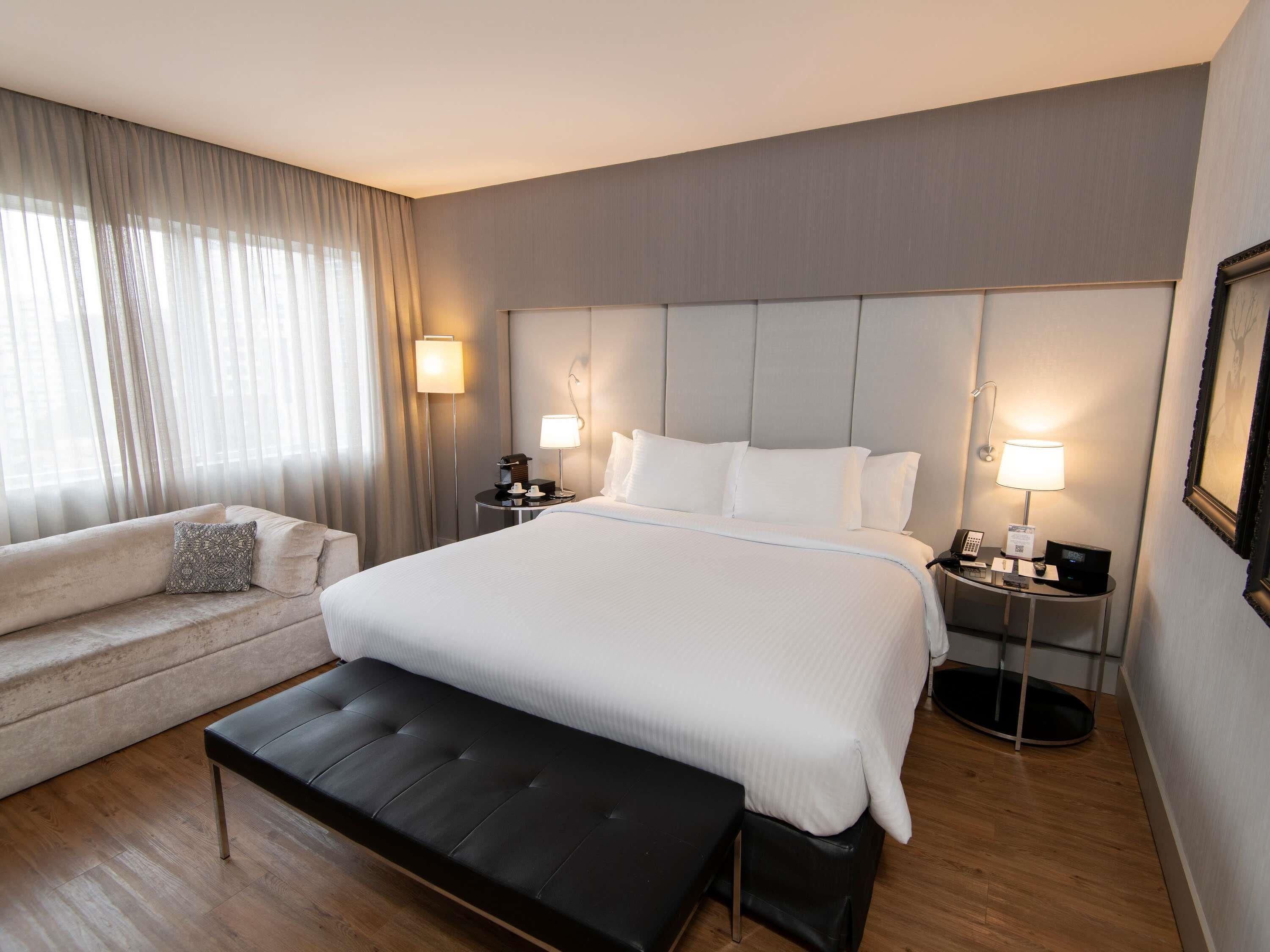 Minibar, caja de seguridad en la habitación y escritorio 