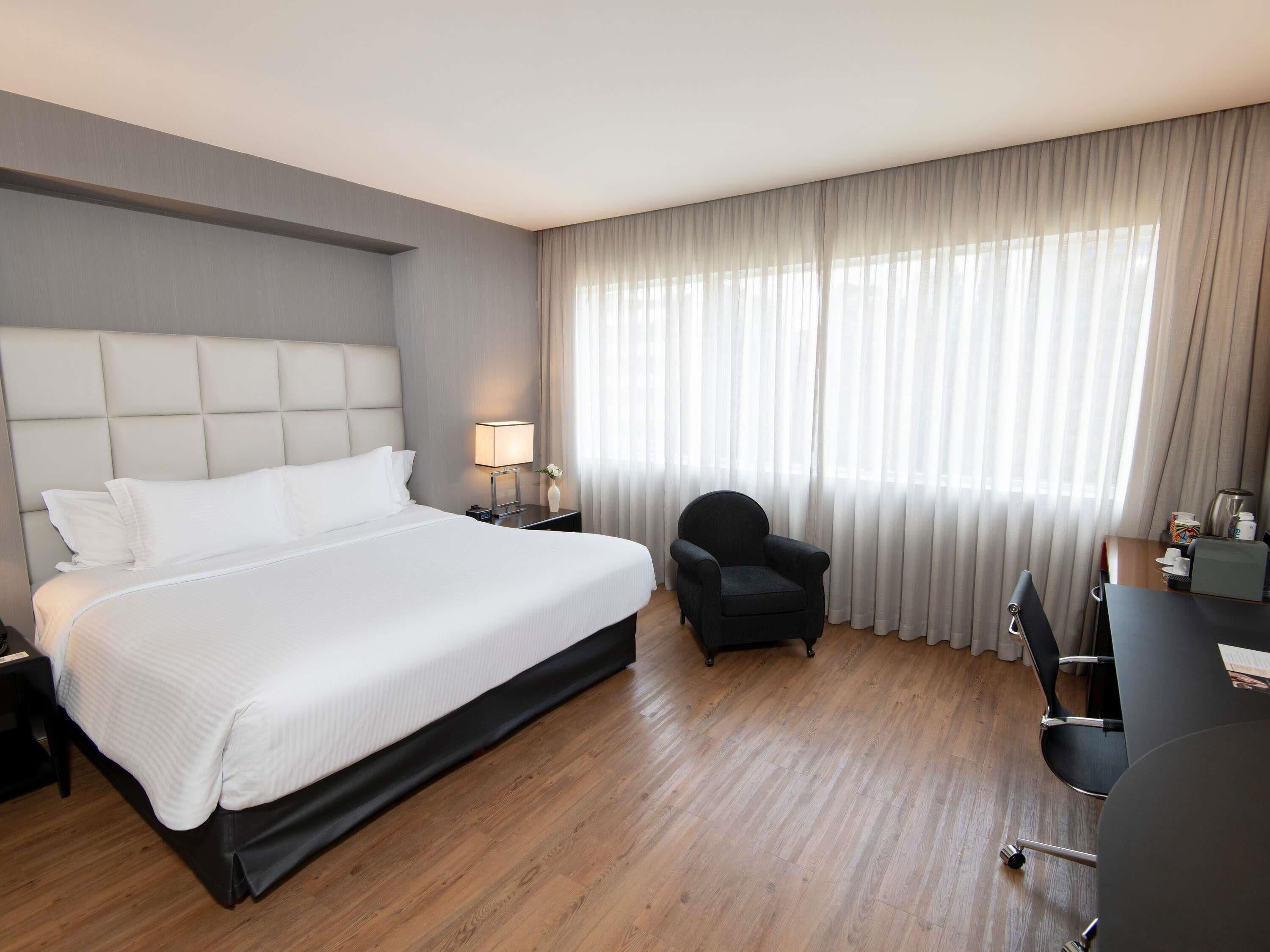 Minibar, caja de seguridad en la habitación y escritorio 