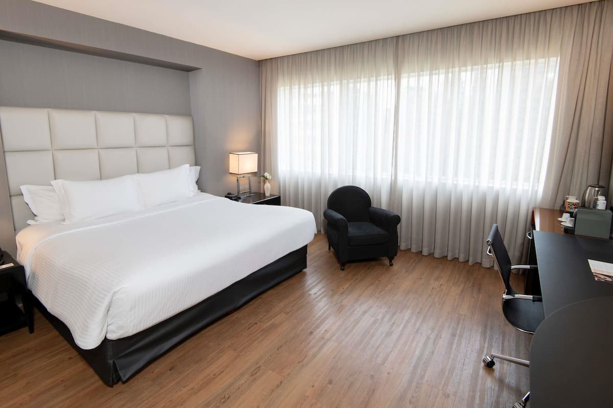 Quarto luxo, 1 cama King, banheira | Frigobar, cofres nos quartos, escrivaninha, cortinas blackout