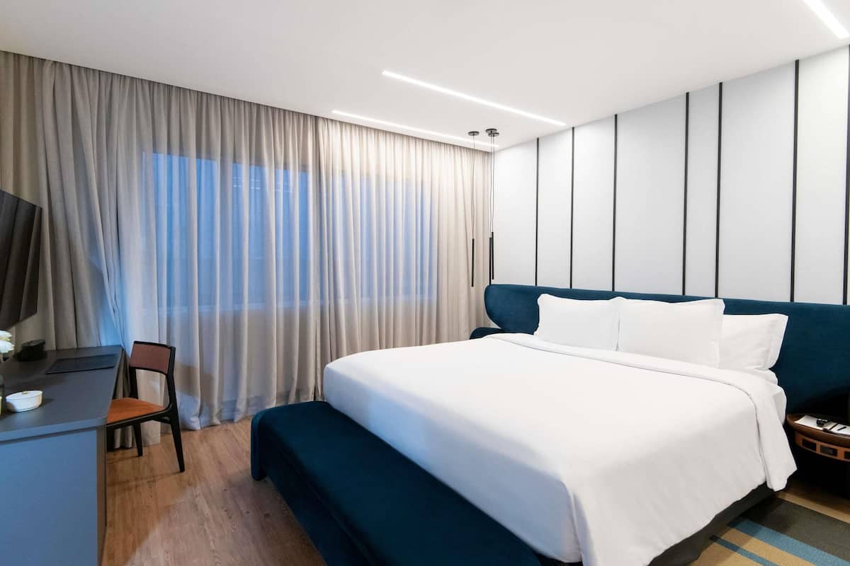 Suíte família, 1 cama King, banheira | Frigobar, cofres nos quartos, escrivaninha, cortinas blackout