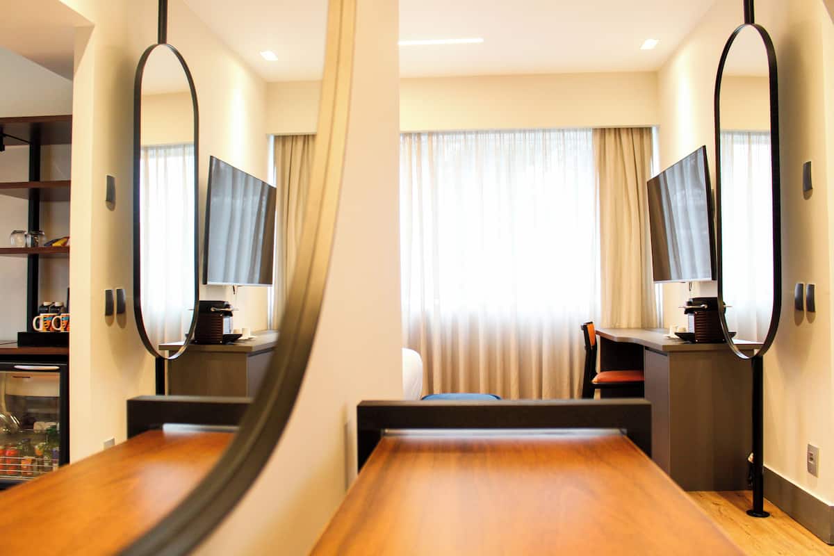 Junior-Suite, 1 Queen-Bett, Badewanne | Minibar, Zimmersafe, Schreibtisch, Verdunkelungsvorhänge