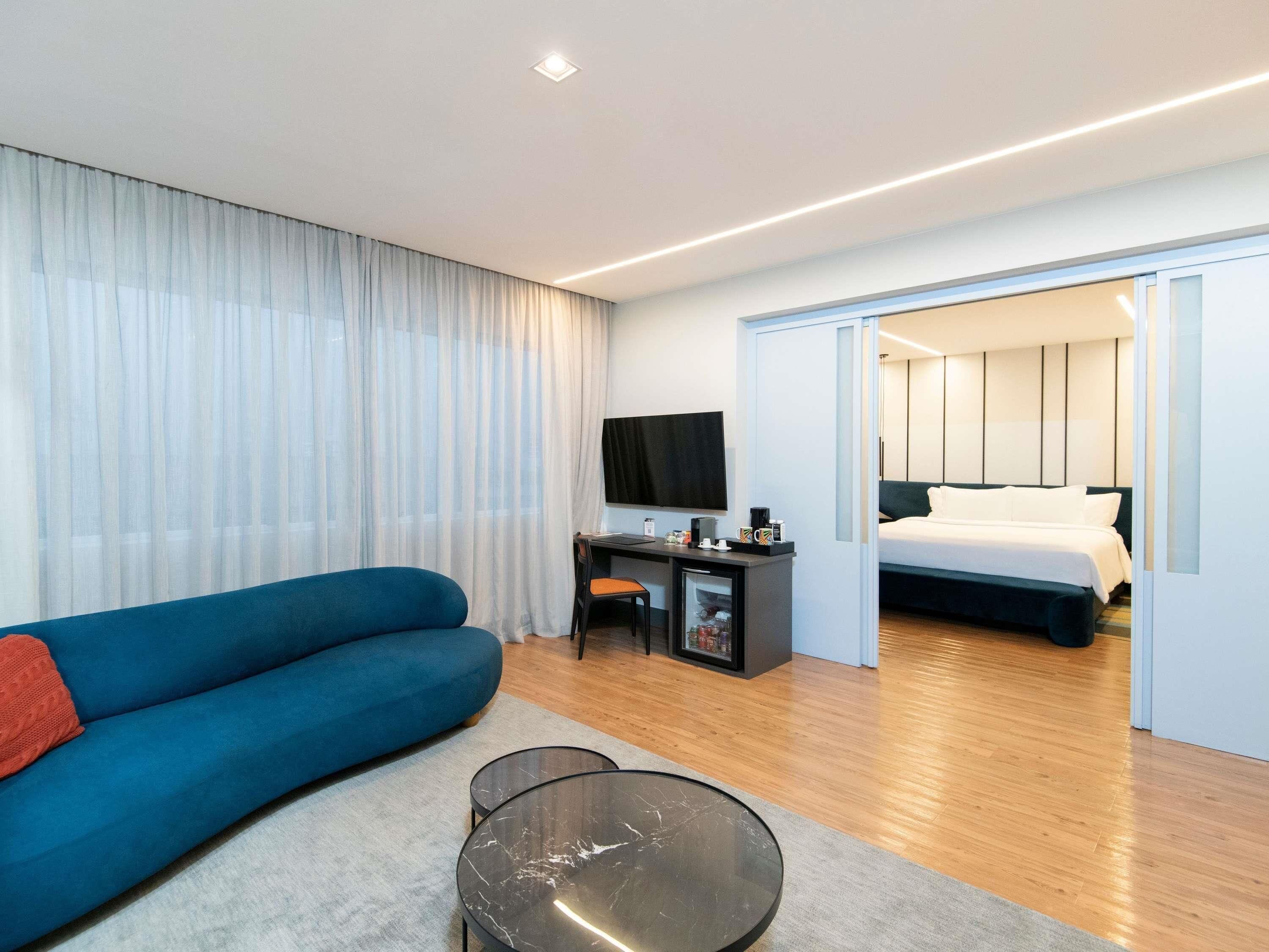 Suite Familiale, 1 très grand lit, baignoire | Minibar, coffres-forts dans les chambres, bureau, rideaux occultants