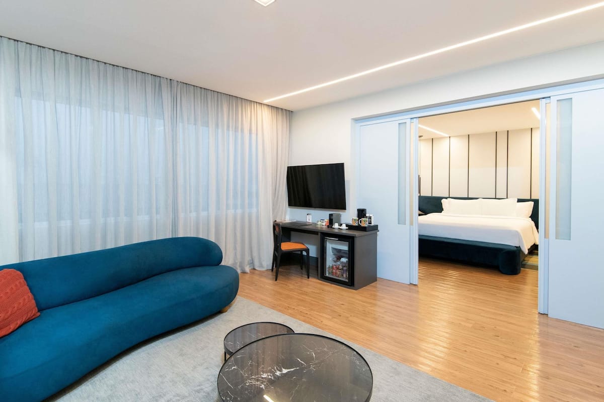 Suite Familiale, 1 très grand lit, baignoire | Minibar, coffres-forts dans les chambres, bureau, rideaux occultants