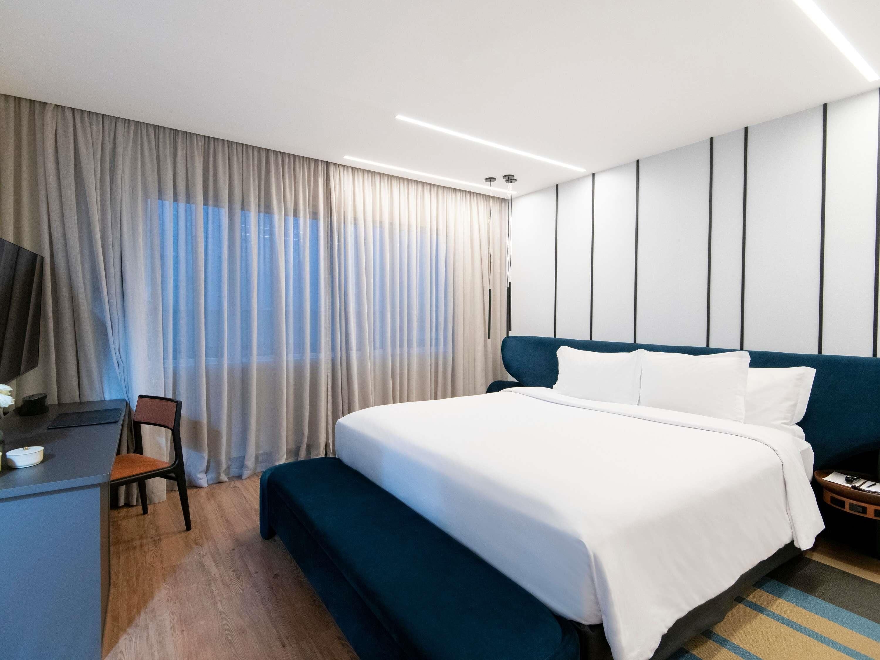 Family Suite, 1 King Bed, Bathtub | Minibar, in-room safe, desk, blackout drapes