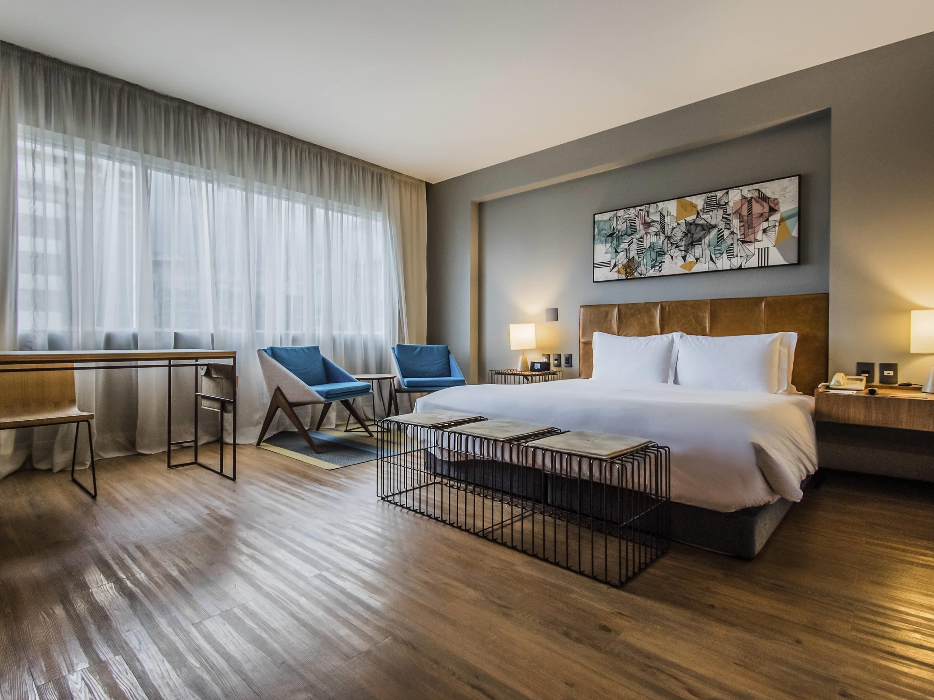 Minibar, caja de seguridad en la habitación y escritorio 