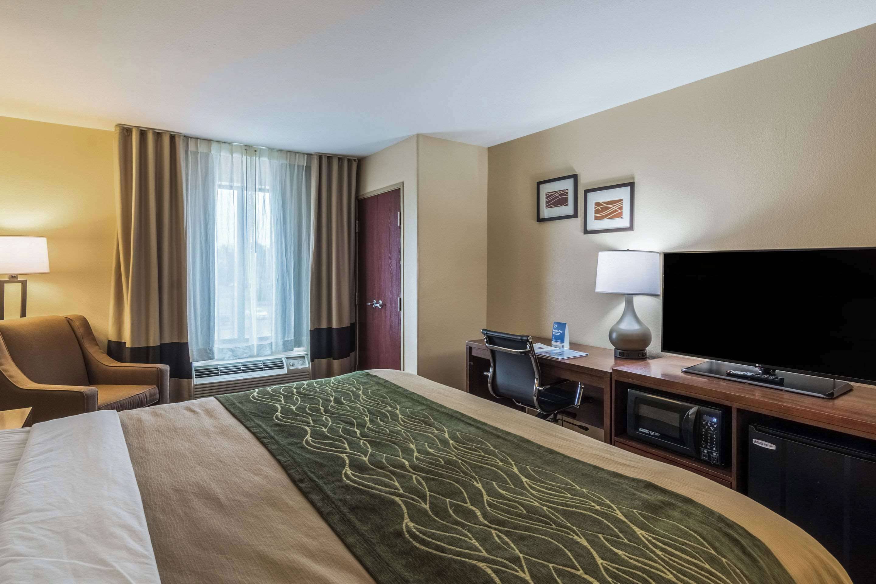 Standard Room, 1 King Bed, Non Smoking | Desk, blackout curtains, soundproofing, iron/ironing board