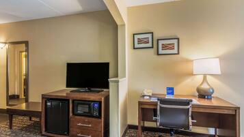 套房, 1 張特大雙人床, 非吸煙房 | 書桌、遮光布/窗簾、隔音、熨斗/熨衣板