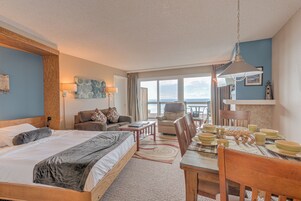 Premium Studio, 1 Queen Bed (Ocean View) | Individually decorated, individually furnished, blackout drapes