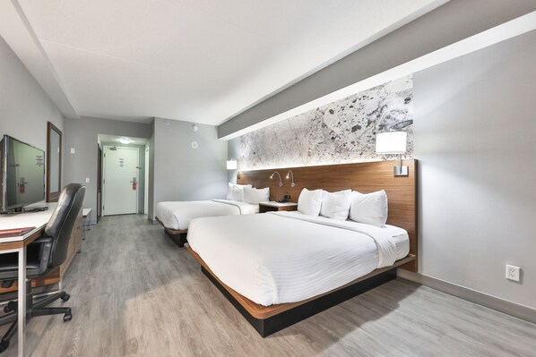 Habitación estándar, 2 camas Queen size | Caja de seguridad en la habitación y escritorio 