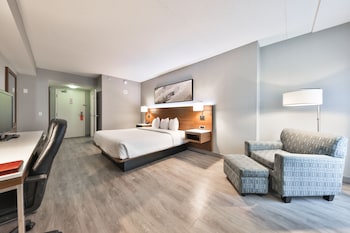 Standard Room | In-room safe, desk, iron/ironing board, cribs/infant beds at Admiral Inn Mississauga Toronto