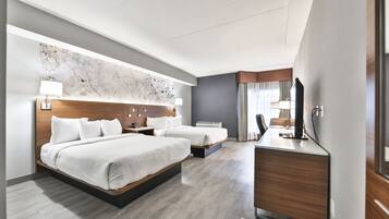 Chambre Standard, 2 grands lits | Coffres-forts dans les chambres, bureau, fer et planche à repasser