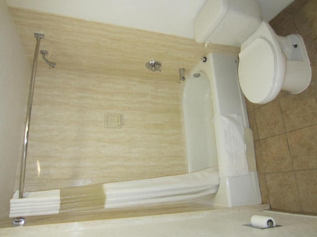 Un baño con bañera, inodoro y ducha.