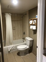 Bañera con ducha, secador de pelo, toallas