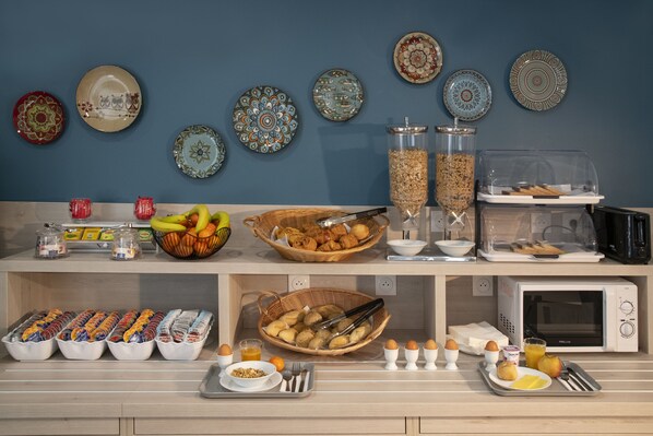 Petit déjeuner continental (12 EUR par personne)