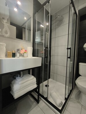 Douche, articles de toilette gratuits, sèche-cheveux