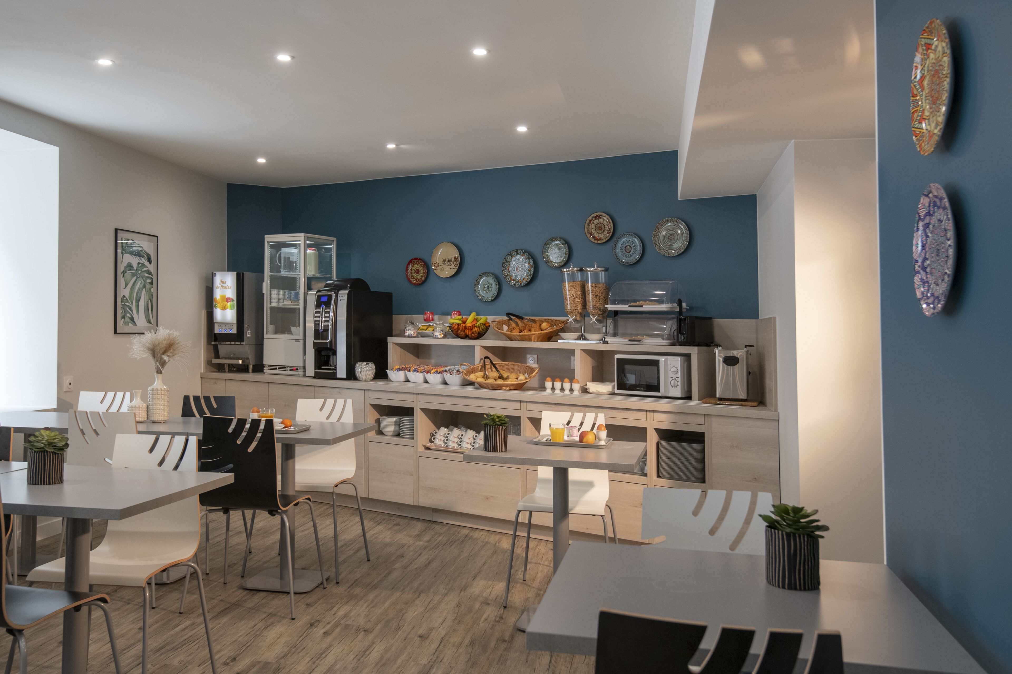 Desayuno continental diario (EUR 12 por persona)