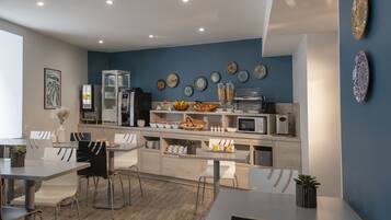 Desayuno continental diario (EUR 12 por persona)