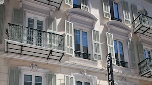 Un hotel con fachada clásica, ventanas amplias y un cartel llamativo del Hotel Bristol.