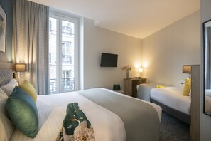 Minibar, decoració individual, mobiliari individual i escriptori 
