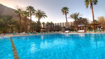 Una piscina al aire libre de temporada