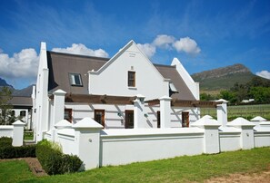 Family Cottage, 3 Bedrooms, Mountain View - Zorgvliet Country lodge (Stellenbosch)