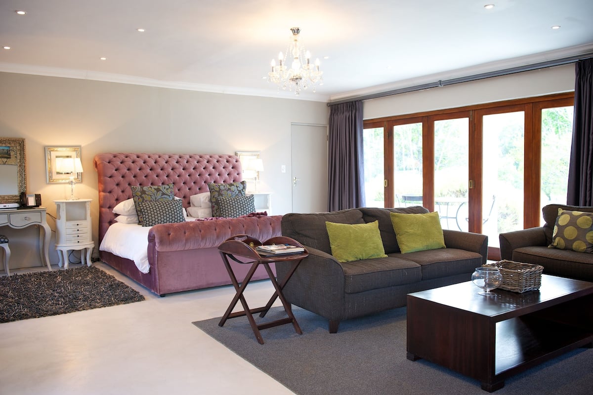 Eenvoudige suite, 1 tweepersoonsbed | Een minibar, een kluis op de kamer, babybedden, gratis wifi