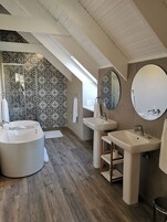 Comfort Loft | Bathroom | Hair dryer, bathrobes, towels, soap