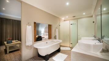 Superior tweepersoonskamer, 1 slaapkamer | Badkamer | Een haardroger, badjassen, handdoeken, zeep