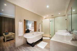 Superior tweepersoonskamer, 1 slaapkamer | Badkamer | Een haardroger, badjassen, handdoeken, zeep