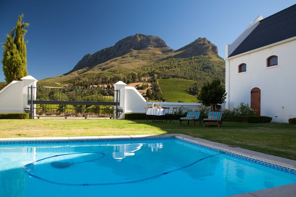 Outdoor pool, pool loungers - Zorgvliet Country lodge (Stellenbosch)