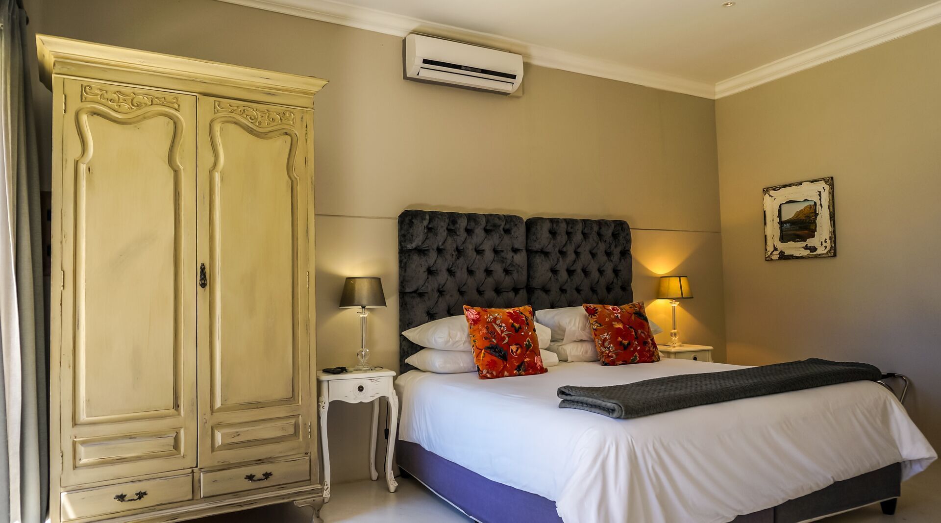 Frigobar, cofres nos quartos, berços (sobretaxa), Wi-Fi de cortesia