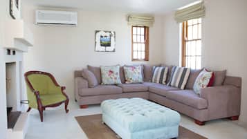 Family Cottage, 3 Bedrooms, Mountain View | Living room