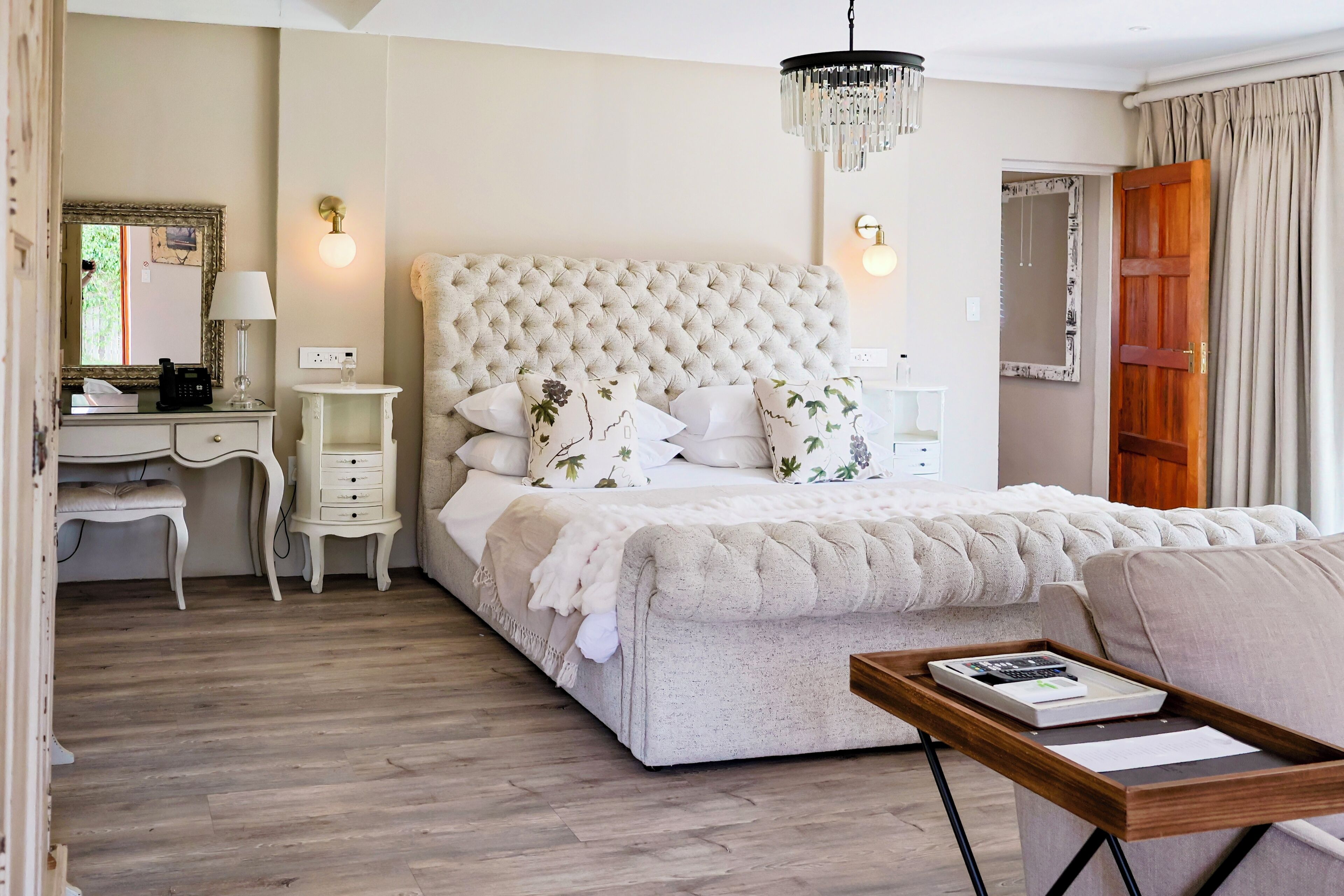 Eenvoudige suite, 1 tweepersoonsbed | Een minibar, een kluis op de kamer, babybedden (toeslag), gratis wifi