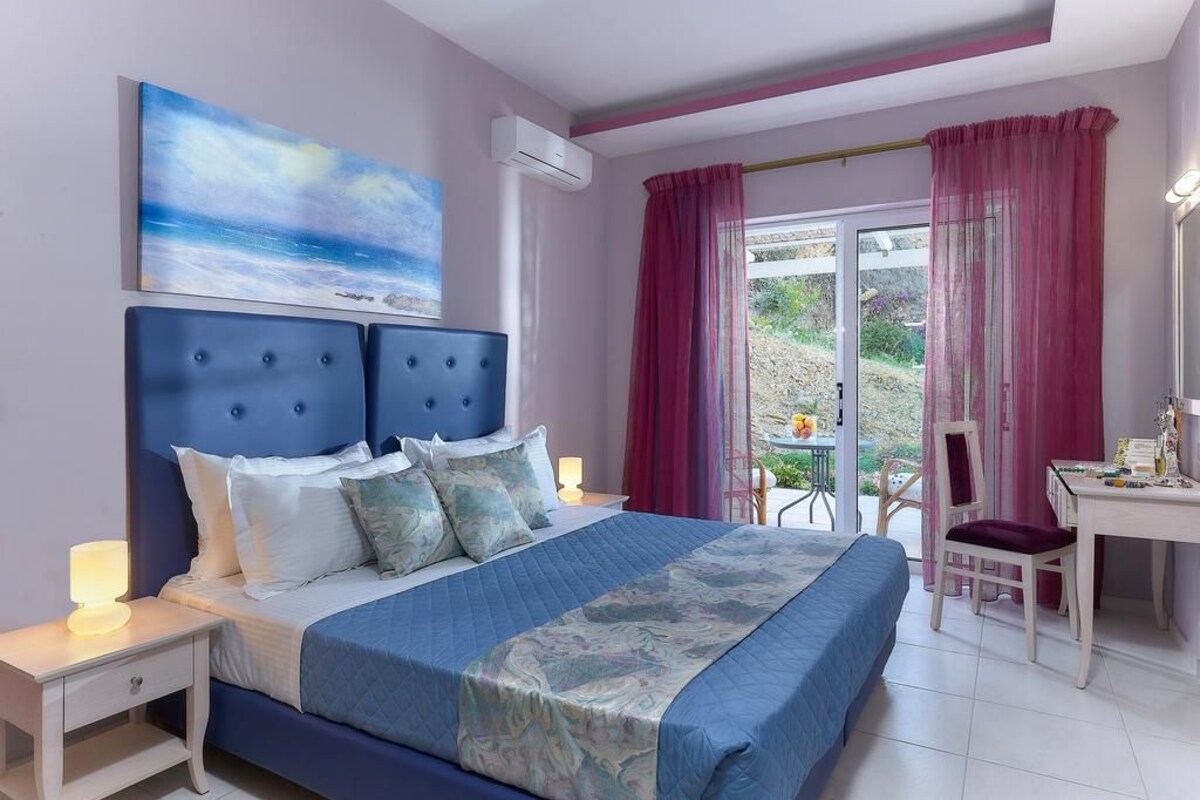 Une chambre avec un grand lit, un bureau et une chaise.