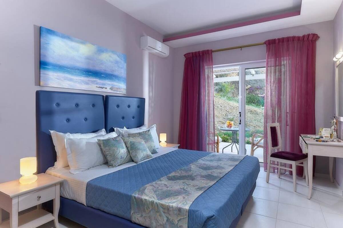 Une chambre avec un grand lit, un bureau et une chaise.