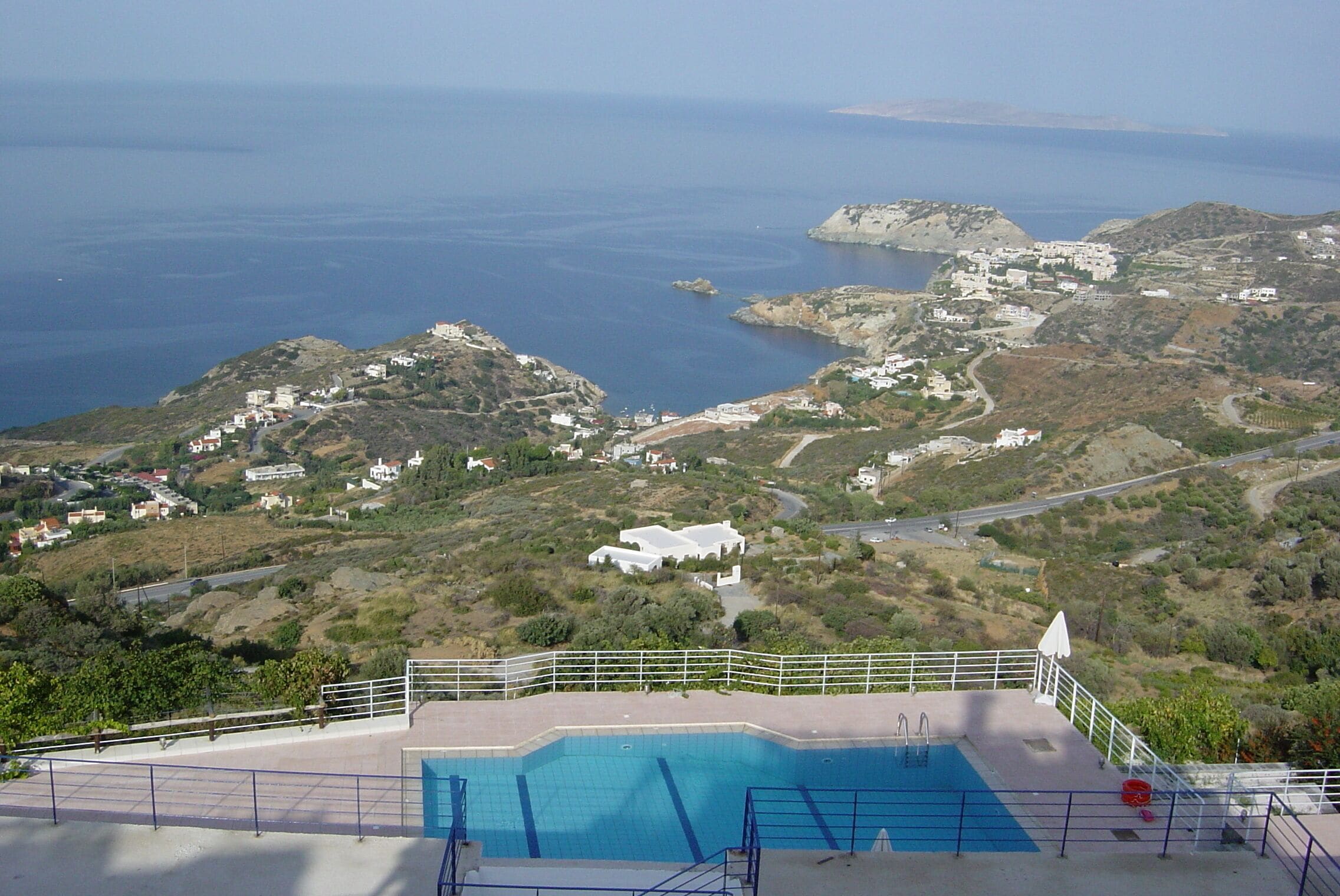 Una piscina con vistas al mar y al paisaje circundante.