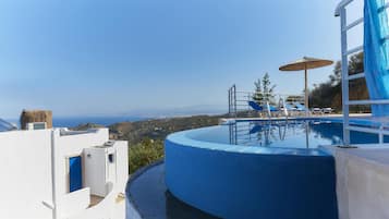 3 piscinas al aire libre (de 08:30 a 20:30), sombrillas, tumbonas