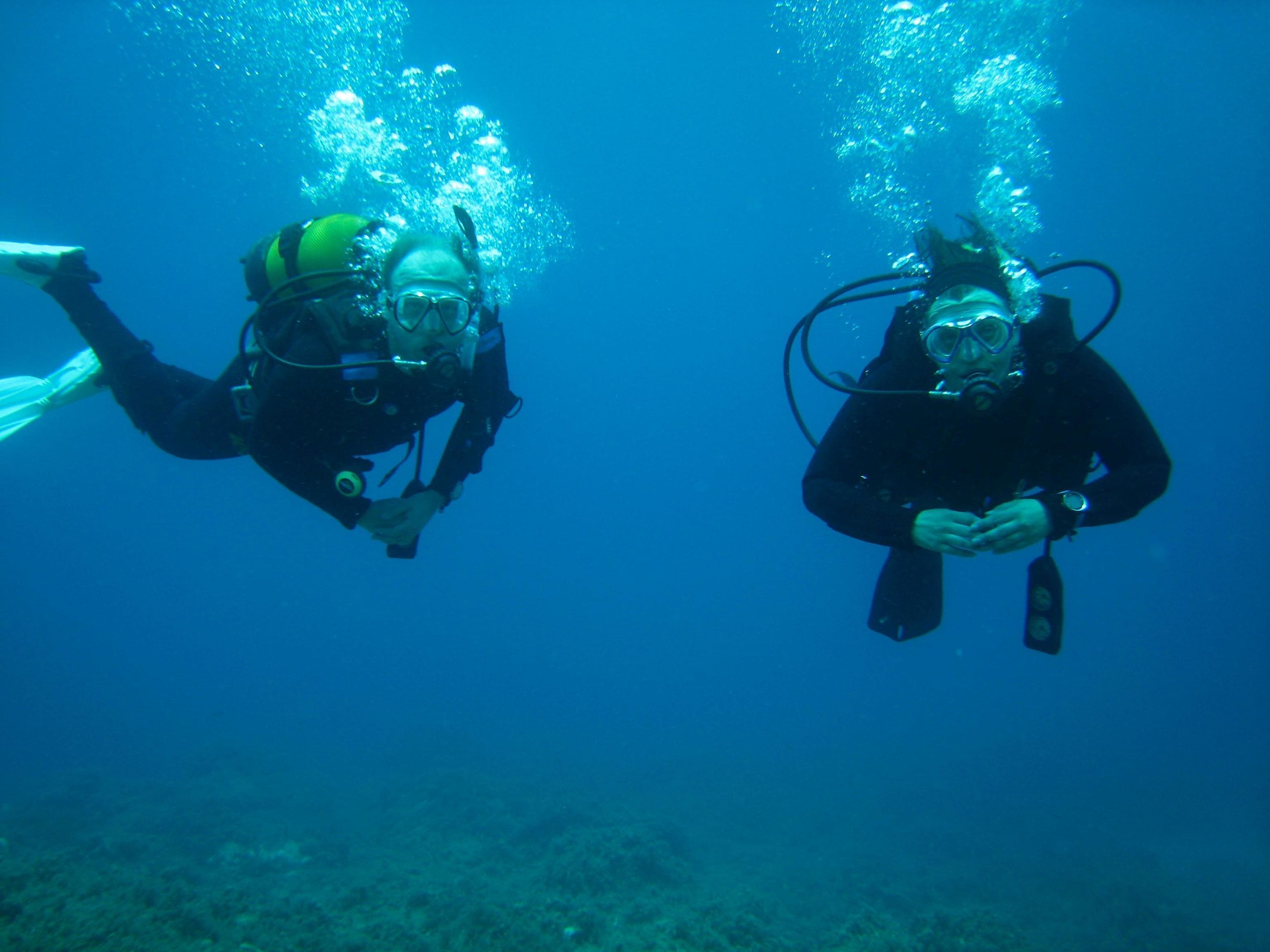 Deux plongeurs sous-marins.